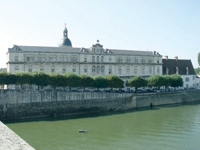 Fa&ccedil;ade de l&rsquo;h&ocirc;pital de Chalon-sur-Sa&ocirc;ne. Cr&eacute;dit photographique : Comedi